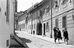 Románia,Erdély, Segesvár, Bástya utca (Strada Bastionului), háttérben a Hegyi templom (Vártemplom) teteje látszik., 1970, Nagy József, utcakép, életkép, kockakő, Fortepan #25109