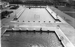 Magyarország, Budapest XIV., Szőnyi úti sporttelep, a BVSC sportegyesület uszodája, a felvétel az ugrótornyon készült., 1957, FŐMTERV, Domonkos Endre, Budapest, medence, felülnézet, medence létra, rajtkő, Fortepan #251097