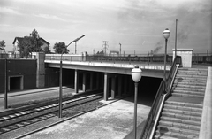 Magyarország, Budapest XIII.,Budapest IV., a Béke utcai közúti aluljáró a Gyöngyösi utca felőli oldalon, balra a Budapest-Angyalföld vasútállomás., 1957, FŐMTERV, Domonkos Endre, Budapest, lépcsősor, utcai lámpa, aluljáró, felüljáró, sínpálya, Fortepan #251098