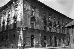 Magyarország, Budapest IX., a Gát utca sarkán álló Márton utca 8/a számú ház renoválás előtti állapota., 1957, FŐMTERV, Domonkos Endre, Budapest, bérház, sarokház, utcanévtábla, Fortepan #251101