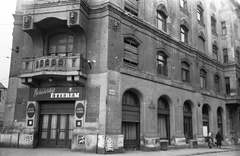 Magyarország, Budapest IX., az Angyal utca a Boráros térnél., 1957, FŐMTERV, Domonkos Endre, Budapest, üzletportál, épületdísz, golyónyom, étterem, erkély, Fortepan #251119