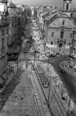 Magyarország, Budapest V., Ferenciek tere (Felszabadulás tér), kilátás a Klotild palotából a Kossuth Lajos utca felé, jobbra a Belvárosi Ferences templom., 1957, FŐMTERV, Domonkos Endre, Budapest, villamos, utcakép, madártávlat, Fortepan #251131