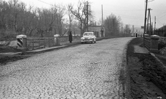 Magyarország, Várpalota, Fehérvári út (8-as főút) a Gárdonyi Géza utca felől, előtérben a Köves-kanális hídja., 1958, FŐMTERV, Domonkos Endre, automobil, Fortepan #251141