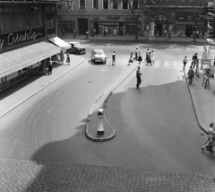 Magyarország, Budapest VII., a Síp utca Dohány utca - Rákóczi út közötti szakasza. Balra a sarkon a Verseny Áruház., 1959, FŐMTERV, Domonkos Endre, Budapest, csibilámpa, gyalogátkelő, Moszkvics 407, Fortepan #251147