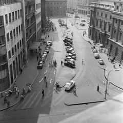 Magyarország, Budapest VIII., rálátás a Blaha Lujza térre, balra a Népszabadság székház és távolabb a Corvin Áruház. Jobb oldalon a Nemzeti Színház., 1959, FŐMTERV, Domonkos Endre, nemzeti színház, Budapest, gyalogátkelő, mercedes w120, parkoló, Fortepan #251148