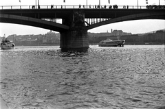 Magyarország, Budapest, Margit híd a Jászai Mari téri hajókikötőtől a budai Vár felé nézve., 1962, Szánthó Zoltán, hajó, szárnyas hajó, Fortepan #25115