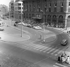 Magyarország, Budapest VIII., rálátás a Rákóczi útra a Klauzál utcánál, szemben a Blaha Lujza téren Corvin Áruház látható., 1959, FŐMTERV, Domonkos Endre, Corvin Áruház, Budapest, gyalogátkelő, parkoló, Fortepan #251151