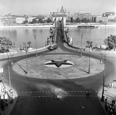 Magyarország, Budapest I.,Budapest V., kilátás az Alagút feletti sétányról a Clark Ádám tér, a Széchenyi Lánchíd és a Bazilika felé., 1959, FŐMTERV, Domonkos Endre, Budapest, vörös csillag, gyalogátkelő, Fortepan #251157