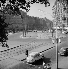 Magyarország, Budapest V.,Budapest VI.,Budapest XIII., Nyugati (Marx) tér, szemben a Szent István körút., 1959, FŐMTERV, Domonkos Endre, Budapest, gyalogátkelő, állvány, Skoda Octavia, Moszkvics 407, Fortepan #251161