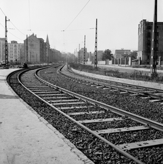 Magyarország, Budapest XI., Október huszonharmadika (Schönherz Zoltán) utca a Budafoki úttól a Fehérvári út felé nézve. Balra a Kelenföldi református templom tornya, jobbra a Lágymányosi Dohánygyár látható., 1959, FŐMTERV, Domonkos Endre, dohánygyár, Budapest, Fortepan #251164