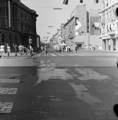 Magyarország, Budapest VIII., Rákóczi út a Nagykörút felől az Astoria irányába nézve, balra a Nemzeti Színház., 1959, FŐMTERV, Domonkos Endre, Budapest, reklám, tűzfal, gyalogátkelő, Fortepan #251169