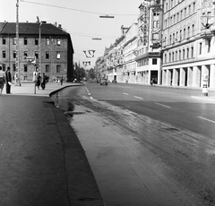 Magyarország, Budapest VIII., Blaha Lujza tér, buszmegálló a Nemzeti Szinház előtt. Balra a Rókus kórház, jobbra a Rákóczi út és Klauzál utca sarkán a Lottó Áruház épülete., 1959, FŐMTERV, Domonkos Endre, Budapest, utcakép, Fortepan #251170