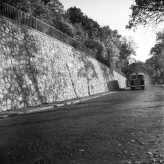 Magyarország, Budapest XII., az Istenhegyi út Adonisz út - Béla király út közötti szakasza, a 96-98 számú telek támfala., 1959, FŐMTERV, Domonkos Endre, Budapest, korlát, autóbusz, terméskő, támfal, Fortepan #251174