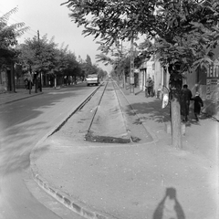 Magyarország, Budapest XVIII., Nemes (Marx Károly) utca, a 40-es villamos végállomása a Deák Ferenc utcánál., 1959, FŐMTERV, Domonkos Endre, kézenfogva, plakát, sínpálya, villamosmegálló, szemetes, villamos, Budapest, kerékpár, teherautó, Fortepan #251180