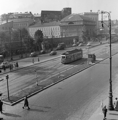 Magyarország, Budapest V., Károly (Tanács) körút szemben a Deák Ferenc téri evangélikus templom., 1959, FŐMTERV, Domonkos Endre, Budapest, utcakép, látkép, járókelő, teherautó, vörös csillag, templom, pavilon, hirdetőoszlop, villamos, utcai lámpa, forgalomirányítás, forgalom, Fortepan #251185