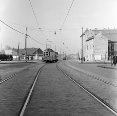 Magyarország, Óbuda, Budapest III., Pacsirtamező (Korvin Ottó) utca a Dévai Bíró Mátyás tér közelében, jobbra a Perc utca torkolata. Távolban a Vörösvári út - Flórián tér sarkán álló ház látható., 1959, FŐMTERV, Domonkos Endre, Budapest, villamos, Fortepan #251193