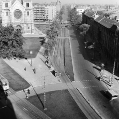 Magyarország, Budapest XIII.,Budapest VI., a Váci út és a Lehel utca elágazásánál a Szent Margit (Élmunkás) tér és az Árpád-házi Szent Margit-templom, 1959, FŐMTERV, Domonkos Endre, Budapest, madártávlat, telefonfülke, köztéri óra, sínpálya, villamos, Fortepan #251197