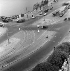 Magyarország, Gellérthegy, Budapest XI., kilátás a Szent Gellért térre., 1959, FŐMTERV, Domonkos Endre, Budapest, villamos, gyalogátkelő, forgalom, pavilon, csibilámpa, hirdetőoszlop, villamosmegálló, őrbódé, rendőrkalitka, útkereszteződés, Fortepan #251200