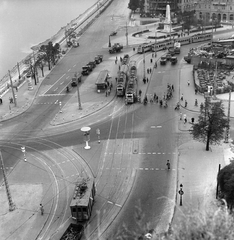 Magyarország, Gellérthegy, Budapest XI., kilátásw a Szent Gellért térre., 1959, FŐMTERV, Domonkos Endre, Budapest, utcakép, madártávlat, gyalogátkelő, köztéri óra, szovjet emlékmű, Fortepan #251201