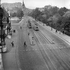 Magyarország, Budapest I., kilátás a Szent Gellért lépcsőről a Döbrentei tér, az Alexandriai Szent Katalin-templom és a Budavári Palota (korábbi Királyi Palota) felé., 1959, FŐMTERV, Domonkos Endre, Budapest, villamos, utcakép, gyalogátkelő, csibilámpa, Fortepan #251203