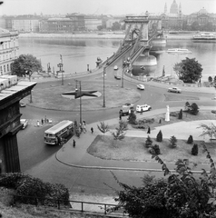 Magyarország, Budapest I.,Budapest V., kilátás az Alagút melletti sétányról a Clark Ádám tér, a Széchenyi Lánchíd és a Bazilika felé., 1959, FŐMTERV, Domonkos Endre, Budapest, autóbusz, forgalom, virágágyás, hajó, híd, Skoda Felicia, Ikarus 620/630, Fortepan #251206