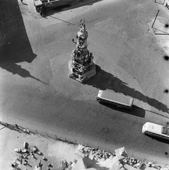 Magyarország, budai Vár, Budapest I., rálátás a Szentháromság térre és a Szentháromság-szoborra a Mátyás-templom tornyából., 1959, FŐMTERV, Domonkos Endre, Budapest, autóbusz, felülnézet, Fortepan #251207