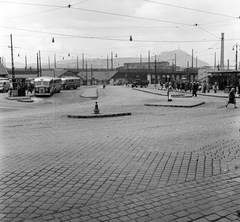 Magyarország, Budapest IX., Boráros tér és a Petőfi híd pesti hídfője, háttérben a Gellért-hegy., 1959, FŐMTERV, Domonkos Endre, Budapest, autóbusz, csibilámpa, végállomás, Fortepan #251209