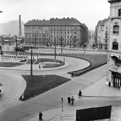 Magyarország, Budapest IX., előtérben az Angyal utca torkolata, szemben a Boráros tér és a Petőfi híd pesti hídfője mögött a Lónyay (Szamuely) utca., 1959, FŐMTERV, Domonkos Endre, Budapest, gyalogátkelő, csibilámpa, pázsit, Fortepan #251211