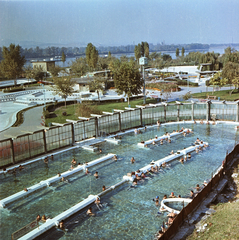 Magyarország, Budapest XIII., Dagály (Szabadság) fürdő, háttérben a Duna és az Óbudai-sziget., 1959, FŐMTERV, Domonkos Endre, Budapest, színes, köztéri óra, medence, Fortepan #251220