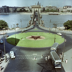 Magyarország, Budapest I.,Budapest V., kilátás az Alagút feletti sétányról a Clark Ádám tér, a Széchenyi Lánchíd és a Bazilika felé., 1959, FŐMTERV, Domonkos Endre, Budapest, autóbusz, színes, gyalogátkelő, vörös csillag, virágágyás, csibilámpa, körforgalom, forgalom, Fortepan #251226