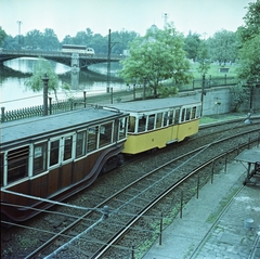 Magyarország, Városliget, Budapest XIV., a Millenniumi Földalatti Vasút az Állatkert felől tart a Hősök tere felé (bal oldali közlekedés), balra Városligeti-tó. A felvétel a vasbeton gyalogoshídról készült., 1959, FŐMTERV, Domonkos Endre, földalatti, Budapest, színes, Fősped, Fortepan #251230