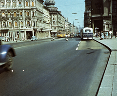 Magyarország, Budapest VII.,Budapest VIII., Rákóczi út a Blaha Lujza térnél, jobbra a Nemzeti Színház., 1959, FŐMTERV, Domonkos Endre, Budapest, Ford-márka, színes, autóbusz, forgalom, Fortepan #251232