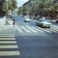 Magyarország, Budapest VI., Andrásssy út (Népköztársaság útja) a Nagymező utcától a Liszt Ferenc tér felé nézve., 1959, FŐMTERV, Domonkos Endre, Budapest, színes, gyalogátkelő, jelzőlámpa, automobil, GAZ M21 Volga, Moszkvics 407, Fortepan #251237