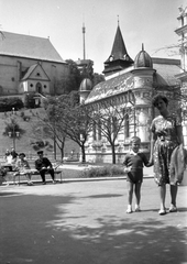 Magyarország, Miskolc, Erzsébet (Szabadság) tér, Erzsébet (Szabadság) fürdő, háttérben az avasi református templom és a kilátó., 1964, Szánthó Zoltán, templom, óra, utcakép, tévétorony, kilátó, gótika, harangtorony, református, Hofer Miklós-terv, Vörös György-terv, Fortepan #25124