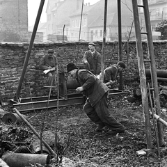 Magyarország, Budapest II., Horvát utca, a felvétel a mai 19-23. számú ház helyén készült a Kacsa utca felé nézve., 1959, FŐMTERV, Domonkos Endre, Budapest, kútfúrás, Fortepan #251241