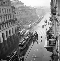 Hungary, Budapest VII.,Budapest VIII., Rákóczi út a.Nagykörút kereszteződésénél, háttérben balra a Blaha Lujza téren a Nemzeti Színház., 1960, FŐMTERV, Budapest, bus, tram, rain, traffic, Fortepan #251244