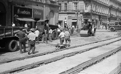 Hungary, Budapest VII.,Budapest VI., Erzsébet és Teréz (Lenin) körút - Király (Majakovszkij) utca kereszteződés. A felvétel a Nagykörút Dohány utca - Oktogon (November 7. tér) közötti szakaszának átépítésekor készült., 1960, FŐMTERV, Budapest, tipper, road roller, trolley bus, watch jewelry store, wheelbarrow, coffee house, Közért Company, Fortepan #251268