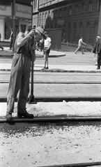 Hungary, Budapest VI., Teréz (Lenin körút) a Dohnányi Ernő (Szófia) utca torkolatánál. A felvétel a Nagykörút Dohány utca - Oktogon (November 7. tér) közötti szakaszának átépítésekor készült., 1960, FŐMTERV, Budapest, worker, Fortepan #251270