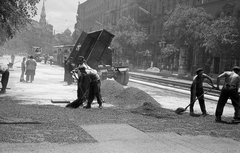 Hungary, Budapest VII., Erzsébet (Lenin) körút a New York palota felé nézve. A felvétel a Nagykörút Dohány utca - Oktogon (November 7. tér) közötti szakaszának átépítésekor készült., 1960, FŐMTERV, Budapest, paving, Fortepan #251279