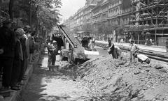 Hungary, Budapest VII., Erzsébet (Lenin) körút a Wesselényi utcától a Király (Majakovszkij) utca felé nézve, jobbra az épülő Madách színház. A felvétel a Nagykörút Dohány utca - Oktogon (November 7. tér) közötti szakaszának átépítésekor készült., 1960, FŐMTERV, Budapest, gaping, conveyor belt, Fortepan #251282