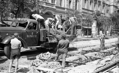 Hungary, Budapest VII., Erzsébet (Lenin) körút, háttérben a 44-46, 48. és 50. számú házak. A felvétel a Nagykörút Dohány utca - Oktogon (November 7. tér) közötti szakaszának átépítésekor készült., 1960, FŐMTERV, Budapest, commercial vehicle, Fortepan #251285