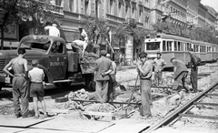 Hungary, Budapest VII., az Erzsébet (Lenin) körút Dob utca - Király (Majakovszkij) utca közötti szakasza. A felvétel a Nagykörút Dohány utca - Oktogon (November 7. tér) közötti szakaszának átépítésekor készült., 1960, FŐMTERV, Budapest, worker, curiosity, commercial vehicle, Fortepan #251286