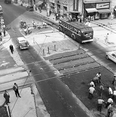 Hungary, Budapest VI.,Budapest VII., a Nagykörút - Király (Majakovszkij) utca kereszteződése. A felvétel a Nagykörút Dohány utca - Oktogon (November 7. tér) közötti szakaszának átépítésekor készült., 1960, FŐMTERV, Budapest, trolley bus, Fortepan #251291