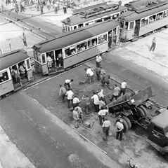 Hungary, Budapest VI.,Budapest VII., a Nagykörút - Király (Majakovszkij) utca kereszteződése. A felvétel a Nagykörút Dohány utca - Oktogon (November 7. tér) közötti szakaszának átépítésekor készült., 1960, FŐMTERV, Budapest, tram, worker, gaping, Fortepan #251293