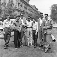 Hungary, Budapest VI., az Andrássy út (Népköztársaság útja) és a Nagymező utca kereszteződése az Oktogon (November 7. tér) felé nézve. A felvétel az Andrássy út (Népköztársaság útja) Bajcsy-Zsilinszky út és az Oktogon (November 7. tér) közötti szakaszának 1960. nyarán történt átépítése során készült., 1960, FŐMTERV, Budapest, Best of, tableau, camera, cross-legged standing, suit, men, Fortepan #251298