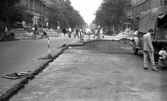 Hungary, Budapest VI., az Andrássy út (Népköztársaság útja) és a Nagymező utca kereszteződése az Oktogon (November 7. tér) felé nézve. A felvétel az Andrássy út (Népköztársaság útja) Bajcsy-Zsilinszky út és az Oktogon (November 7. tér) közötti szakaszának 1960. nyarán történt átépítése során készült., 1960, FŐMTERV, Budapest, street view, pedestrian, Fortepan #251299