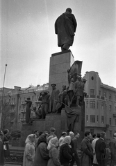 Ukrajna, Harkov, a Tarasz Sevcsenko emlékmű, háttérben a Szumszka utca és a Hirsmana utca sarka., 1965, Szánthó Zoltán, szoborcsoport, Tarasz Sevcsenko-ábrázolás, Fortepan #25130