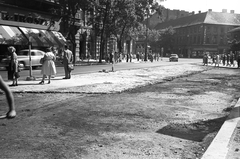 Hungary, Budapest VI.,Budapest V., Andrássy út (Népköztársaság útja) a Bajcsy-Zsilinszky út felé nézve, a háttérben jobbra a József Attila utca torkolata. A felvétel az Andrássy út (Népköztársaság útja) Bajcsy-Zsilinszky út és az Oktogon (November 7. tér) közötti szakaszának 1960. nyarán történt átépítése során készült., 1960, FŐMTERV, Budapest, street view, Fortepan #251315