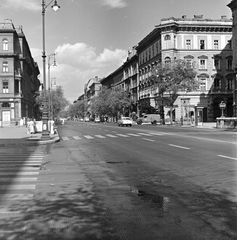 Hungary, Budapest VI., az Andrássy út (Népköztársaság útja) a Dalszínház utcától az Oktogon (November 7. tér) felé nézve. A felvétel az Andrássy út (Népköztársaság útja) Bajcsy-Zsilinszky út és az Oktogon (November 7. tér) közötti szakaszának 1960. nyarán történt átépítése során készült., 1960, FŐMTERV, Budapest, crosswalk, Fortepan #251322