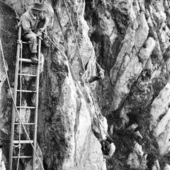 Hungary, Budapest XI., szakemberek vizsgálják a Gellért-hegy meglazult szikláit, hogy előkészítsék a betonozással való megerősítést., 1960, FŐMTERV, Budapest, ladder, Fortepan #251332